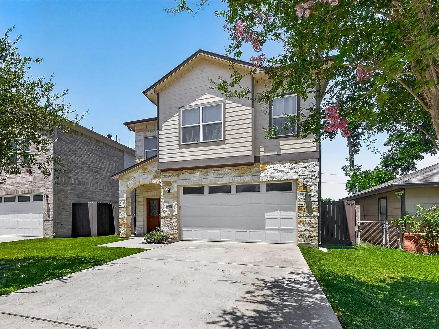 3 bed, 2.5 bath, 2330 sqft, $2,795 — Photo 3