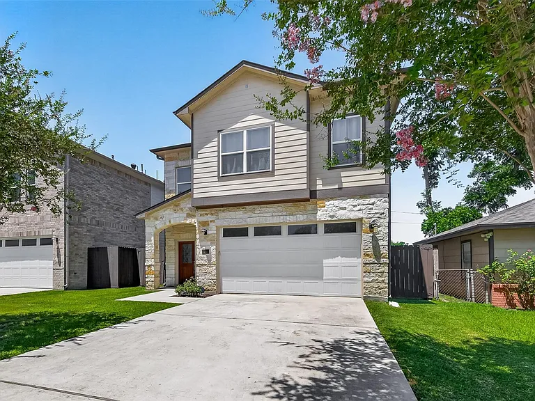 2211 Silverbonnet St — Photo 3