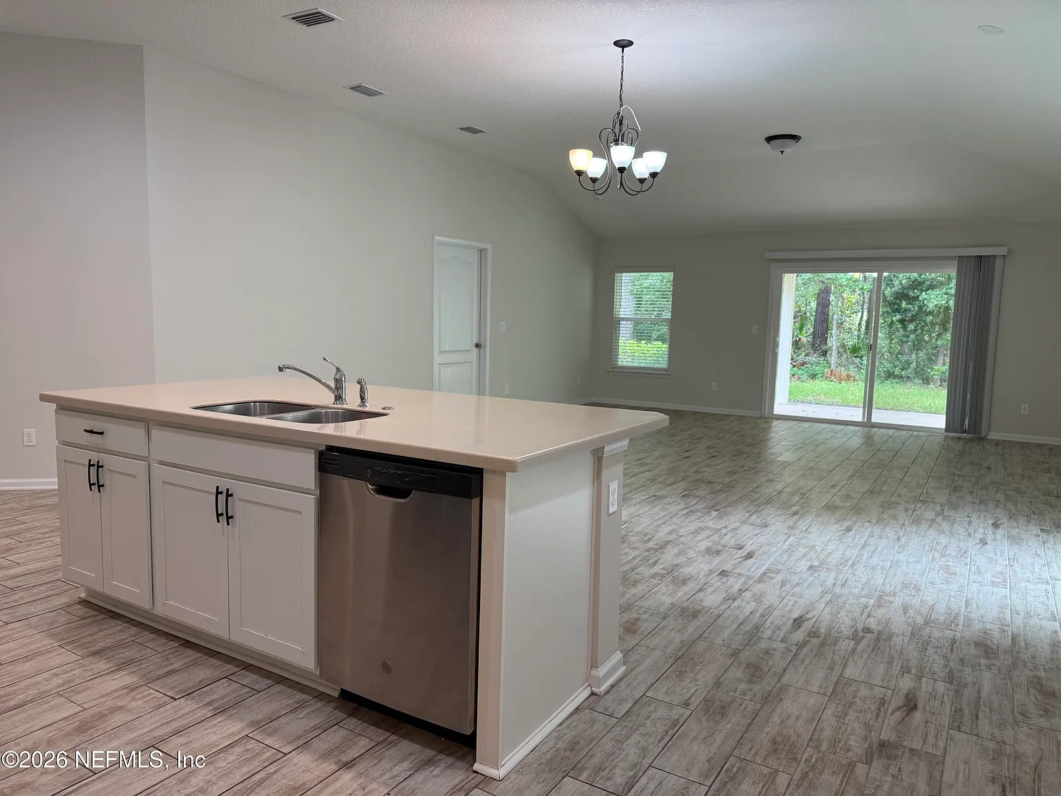 3 bed, 2.0 bath, 1732 sqft, $2,400 — Photo 4
