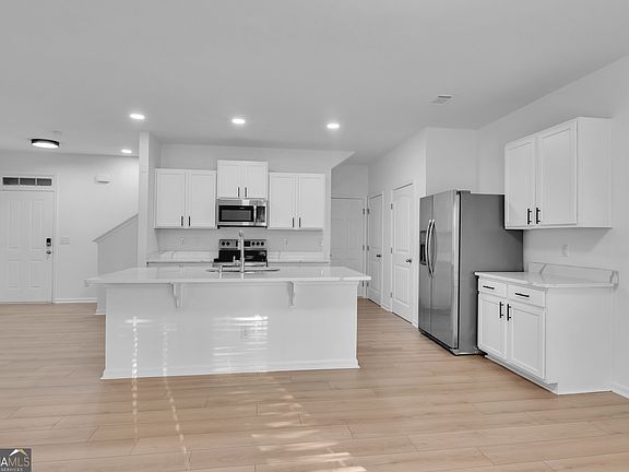 4th image of 418 Lake Ridge Ln