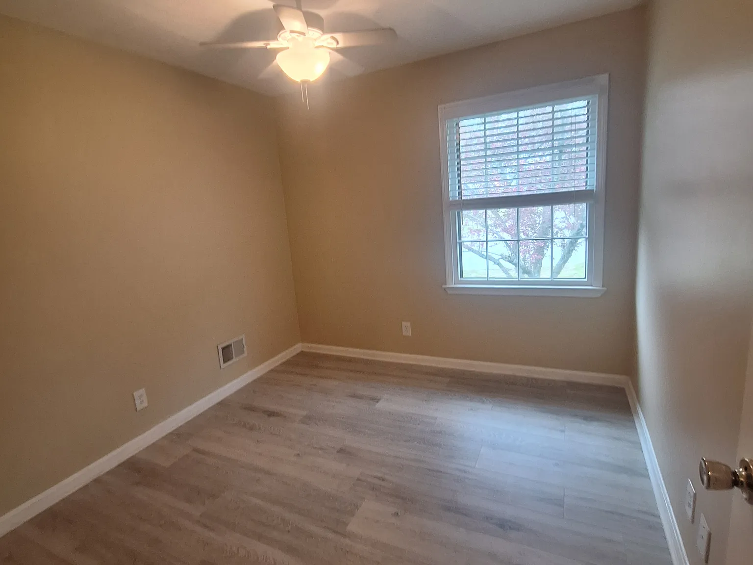 4 bed, 2.5 bath, 1905 sqft, $2,125 — Photo 2