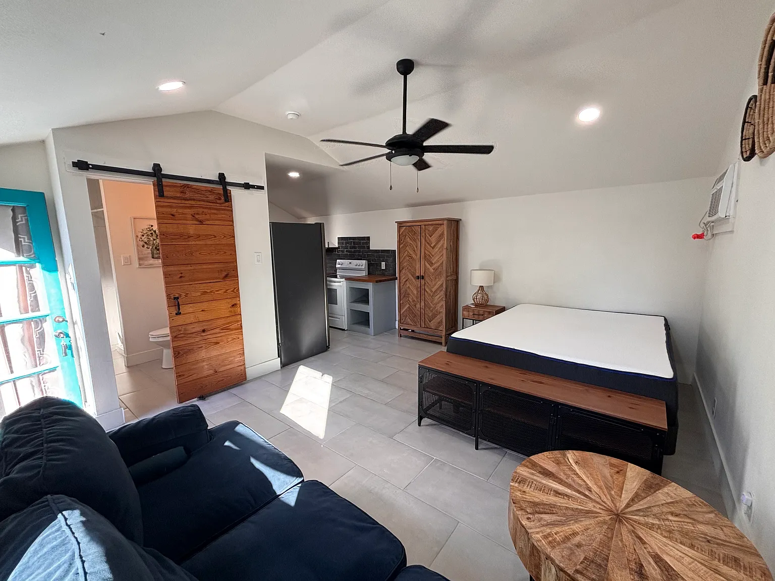 Studio, 350 sqft, $900 — Photo 2