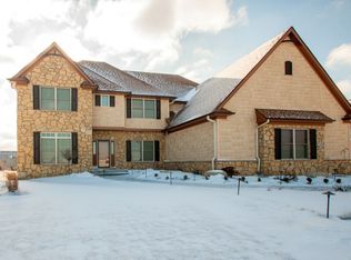 3259 Crow Lake Dr, Bettendorf, IA 52722