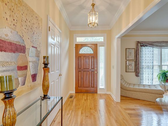 4th image of 605 Adelynn Ct S