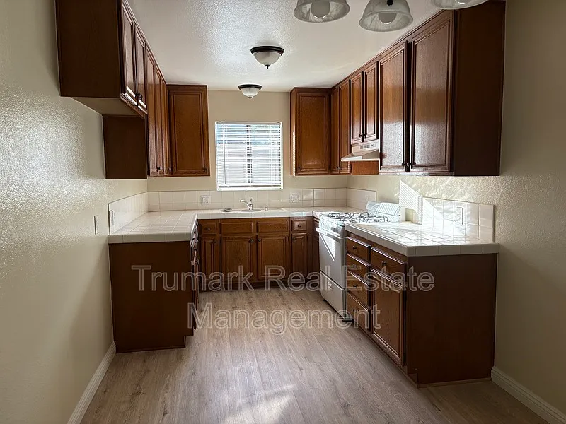 2421 Montrose Ave #102