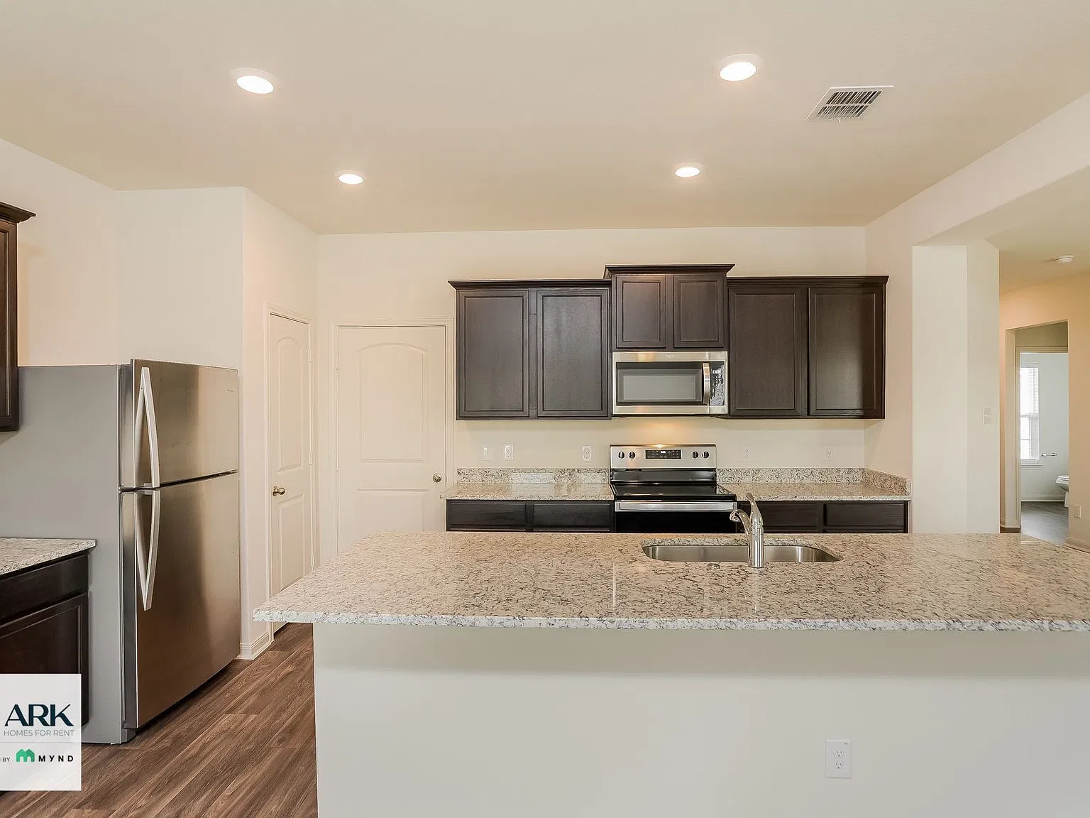 4 bed, 2.5 bath, 2204 sqft, $1,815 — Photo 2