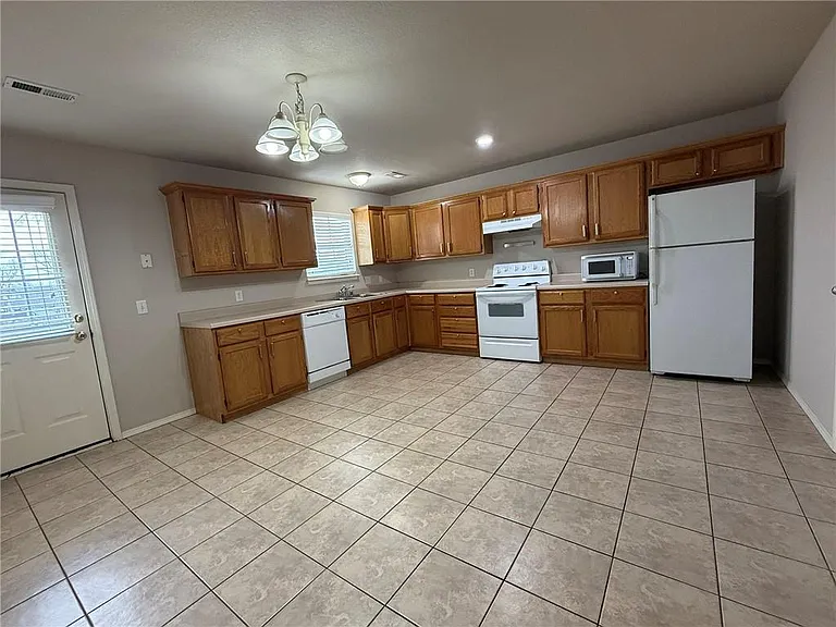 662 Appleridge Dr — Photo 3