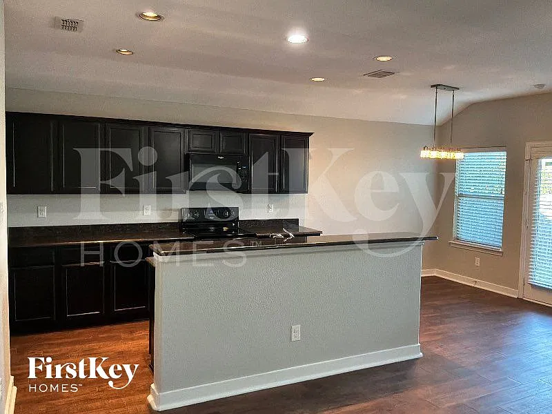 4 bed, 2.0 bath, 1657 sqft, $1,995 — Photo 2