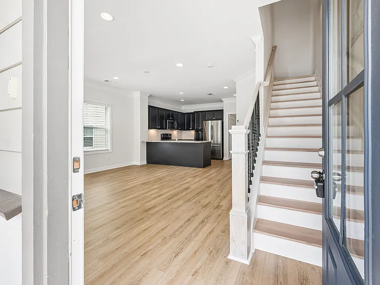 7514 Station Dr — Photo 2