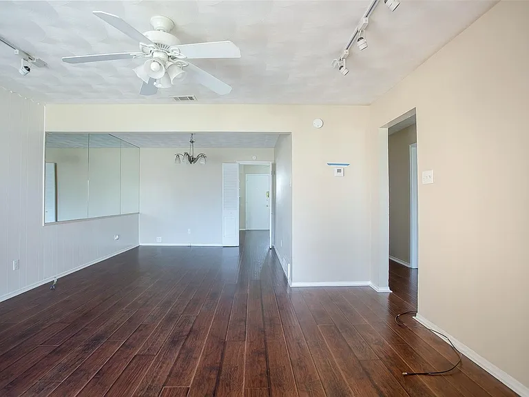 7010 Kingsbury Dr — Photo 7