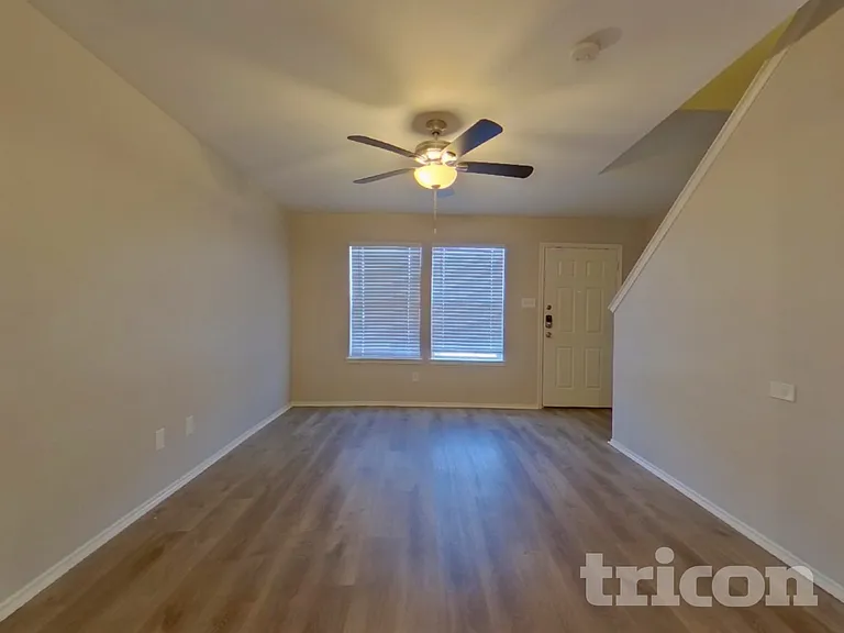 1625 Emily Ln — Photo 2