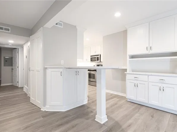 6204 Robinson St APT 1, Overland Park, KS 66202