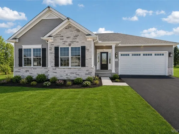 7290 Woodhaven Dr, Lockport, NY 14094