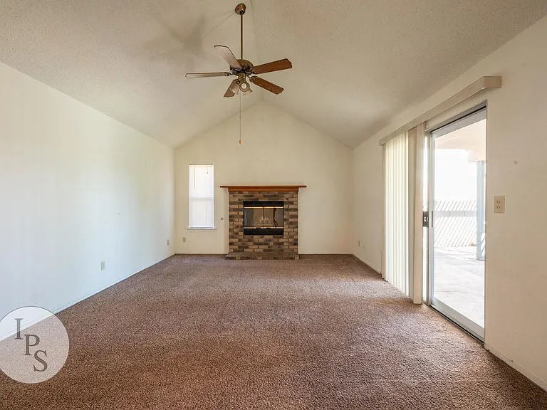 2131 E Cromwell Ave — Photo 10