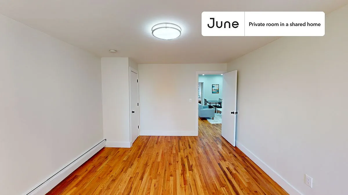 Queen bedroom in 3 bed/1 bath home in Bedford-Stuyvesant #1793 C — Photo 3
