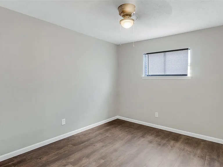 122 E Crosstimbers St #52 — Photo 8