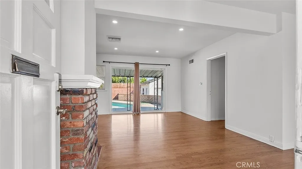 3 bed, 1443 sqft, $4,350 — Photo 3