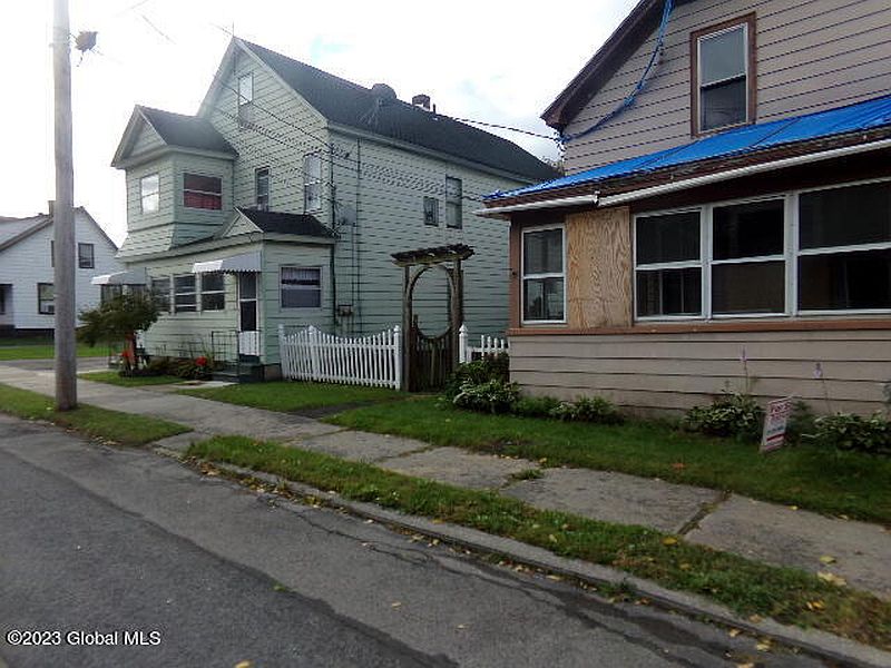 2nd image of 32 Carmichael Street