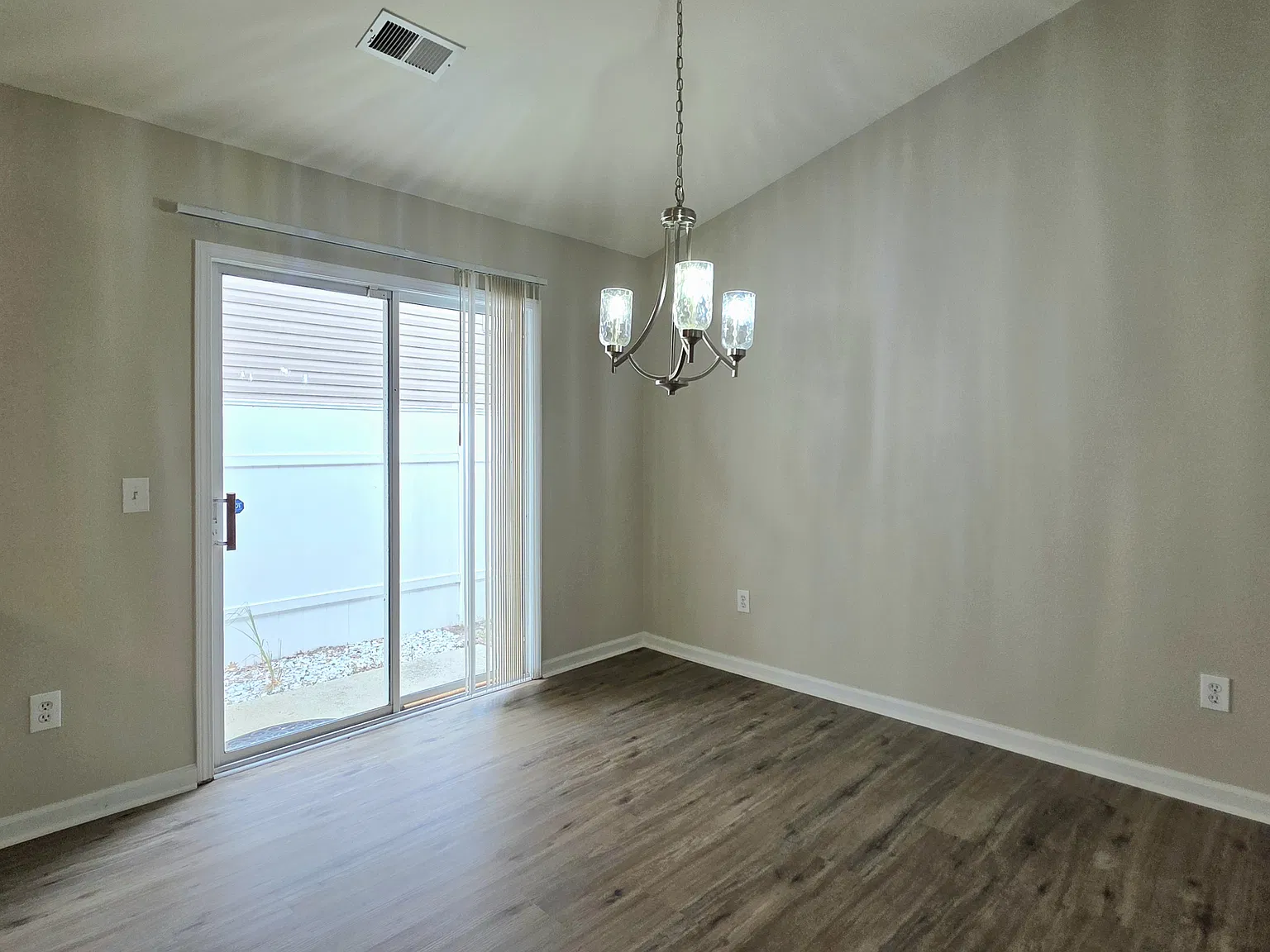 3 bed, 1224 sqft, $2,000 — Photo 4