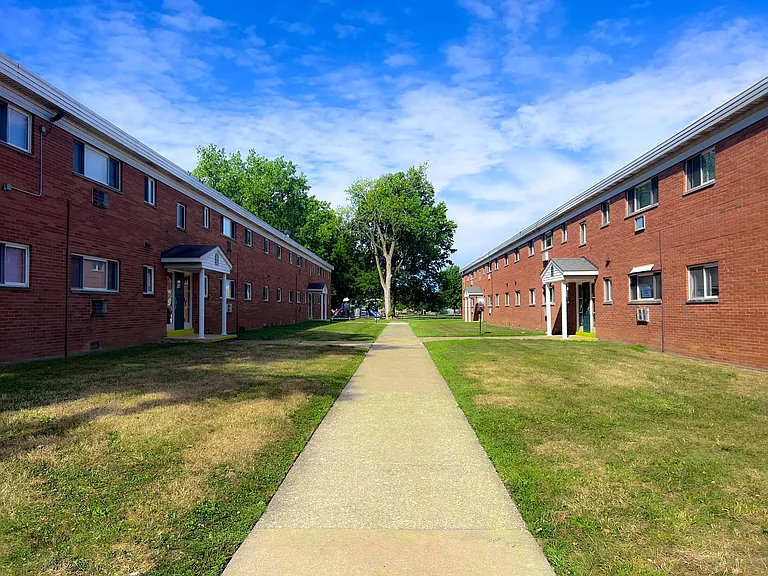 Emerald Village Apartments — Photo 16