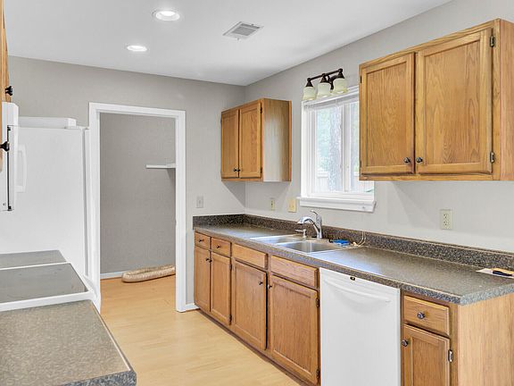 4th image of 100 Photinia Ct