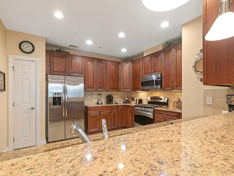 10400 Rosegate Ct #201 — Photo 17