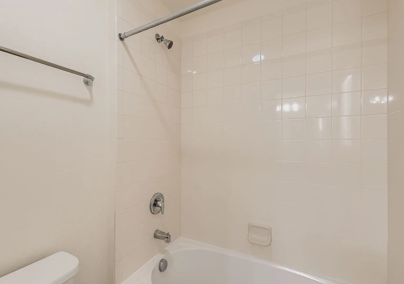 Beautiful 5 Bedroom Home Available NOW! — Photo 4