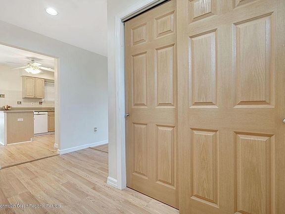 5th image of 556 Roosevelt Ave