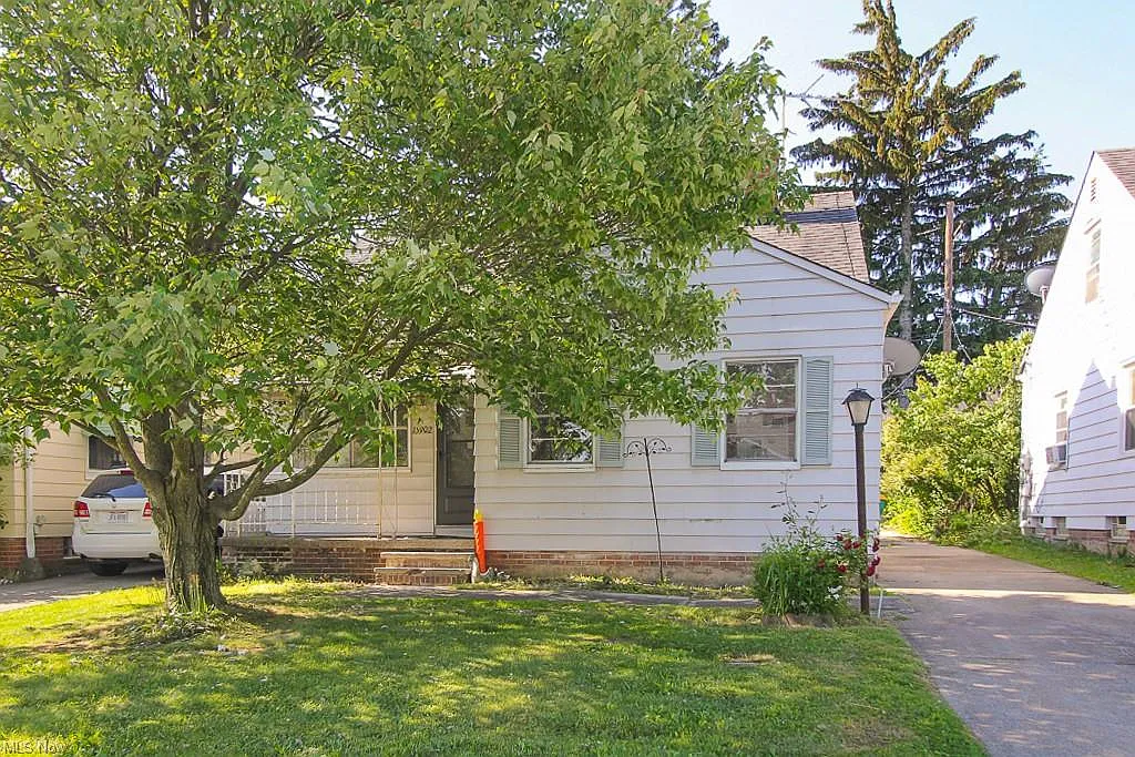 15902 Maplewood Ave photo 1