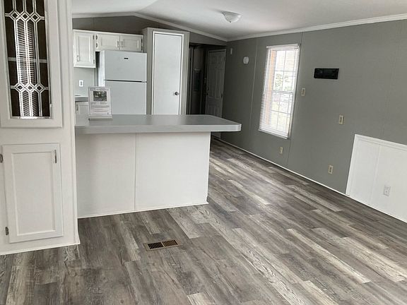 2nd image of 463 Elm Dr