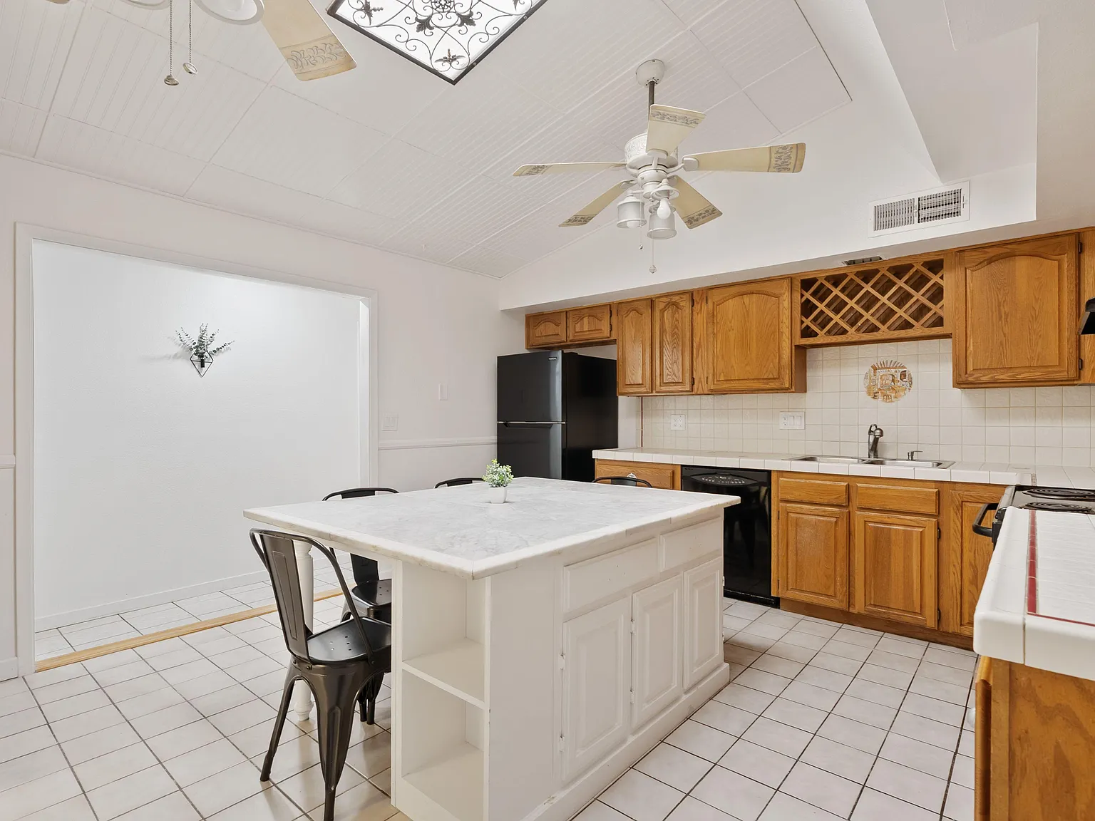 4 bed, 3.0 bath, 2200 sqft, $884 — Photo 4