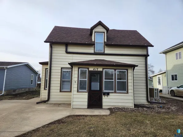 417 SW 1st St, Madison, SD 57042