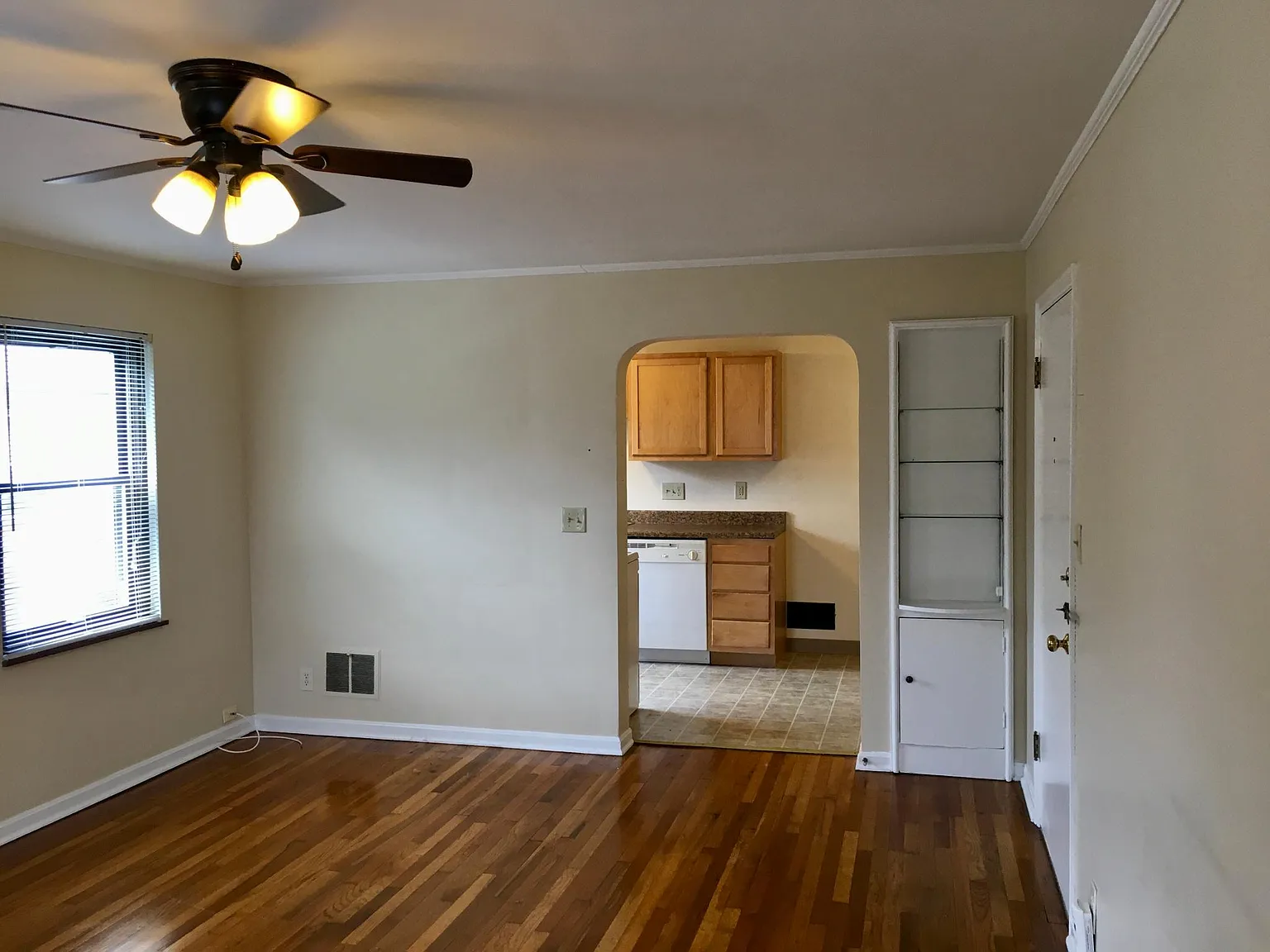 4657 N High St — Photo 3