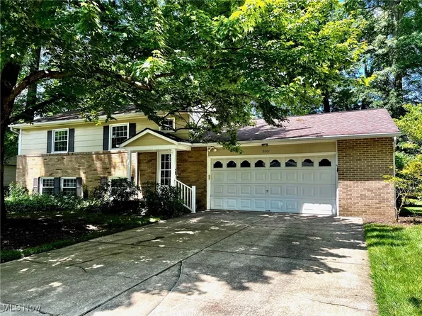 8001 Cherry Hill Dr NE, Warren, OH 44484