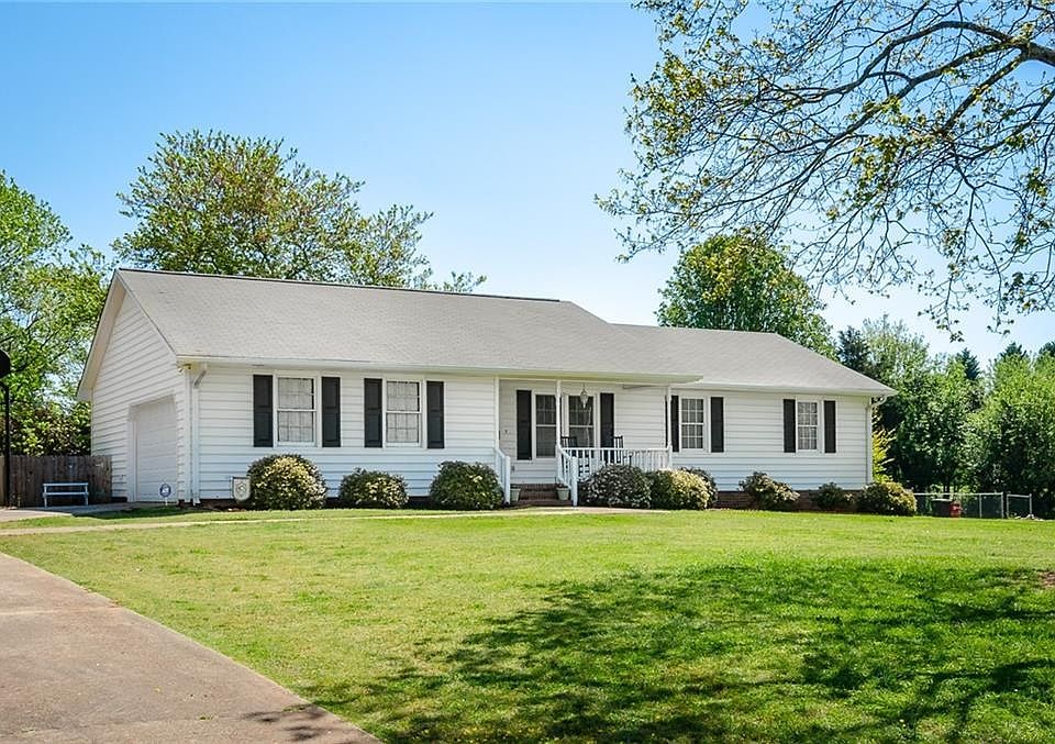 1st image of 320 Knollwood Dr