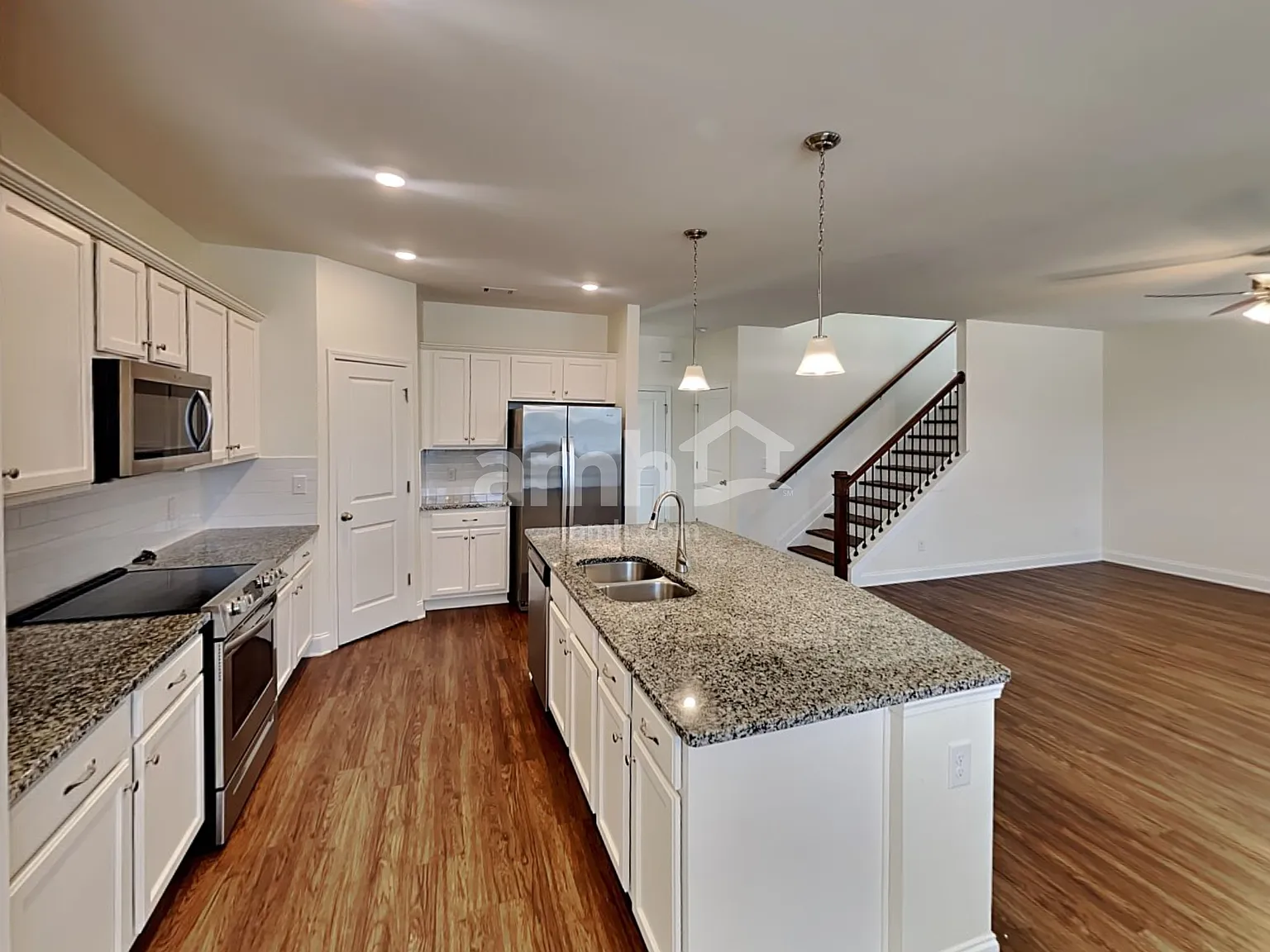 3 bed, 2.5 bath, 1920 sqft, $2,400 — Photo 3