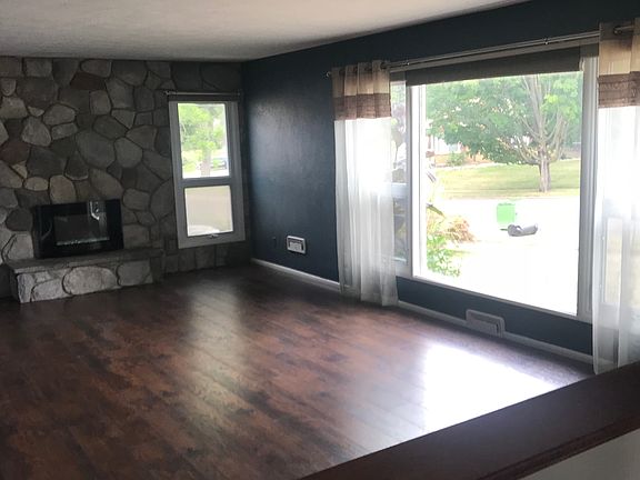 2nd image of 20 Clinton Dr E