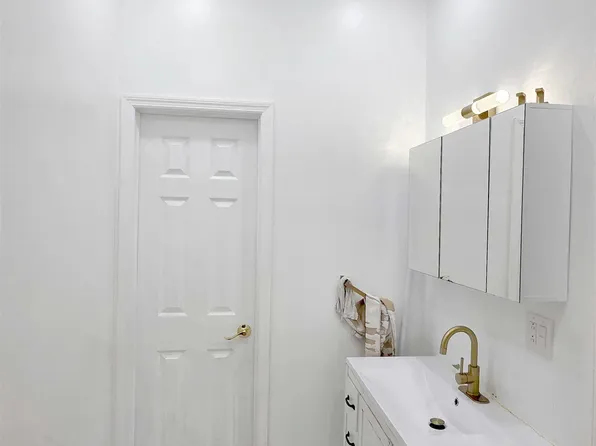 164 Bayview Avenue image 9 of 26