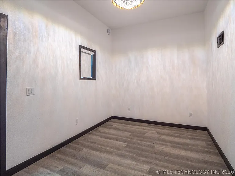 351 E Washington Ave — Photo 18