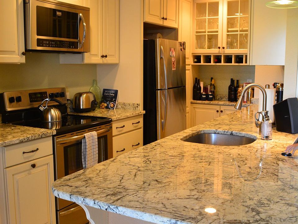 Kitchen with high end finishes and dimmable lighting