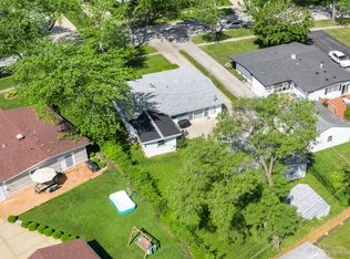 3900 Bluebird Ln, Rolling Meadows, IL 60008