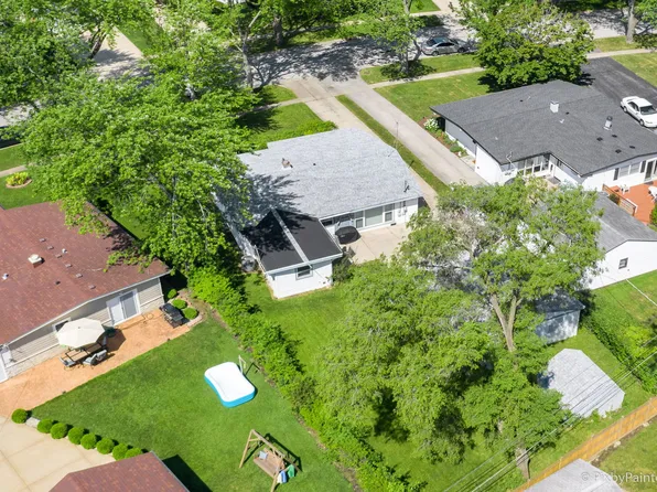 3900 Bluebird Ln, Rolling Meadows, IL 60008