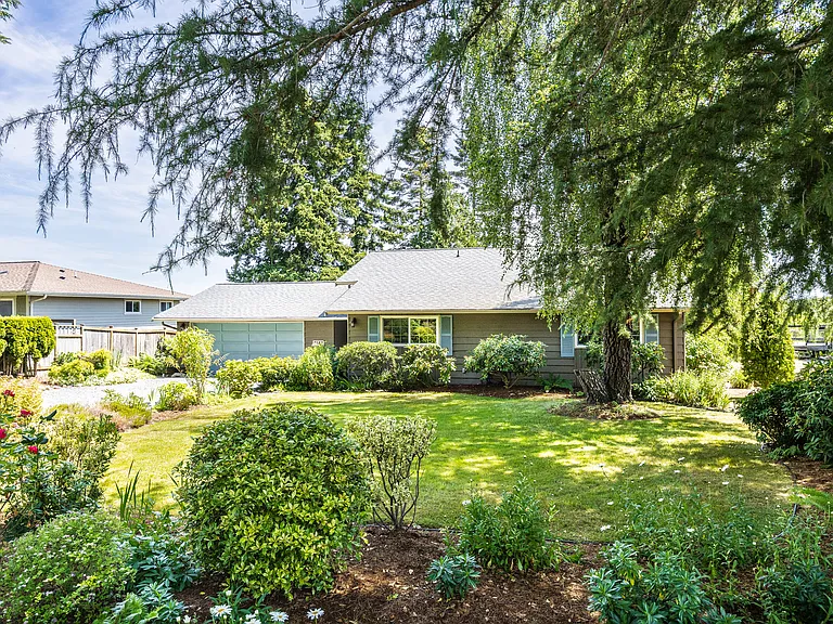 8142 Comox Rd — Photo 1