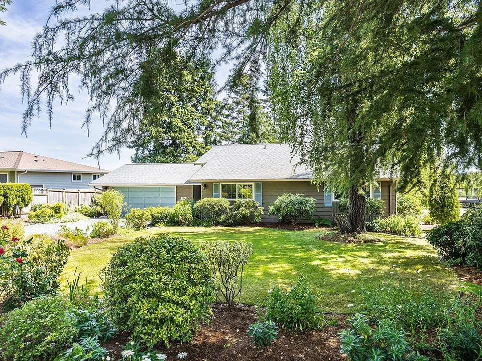 8142 Comox Rd