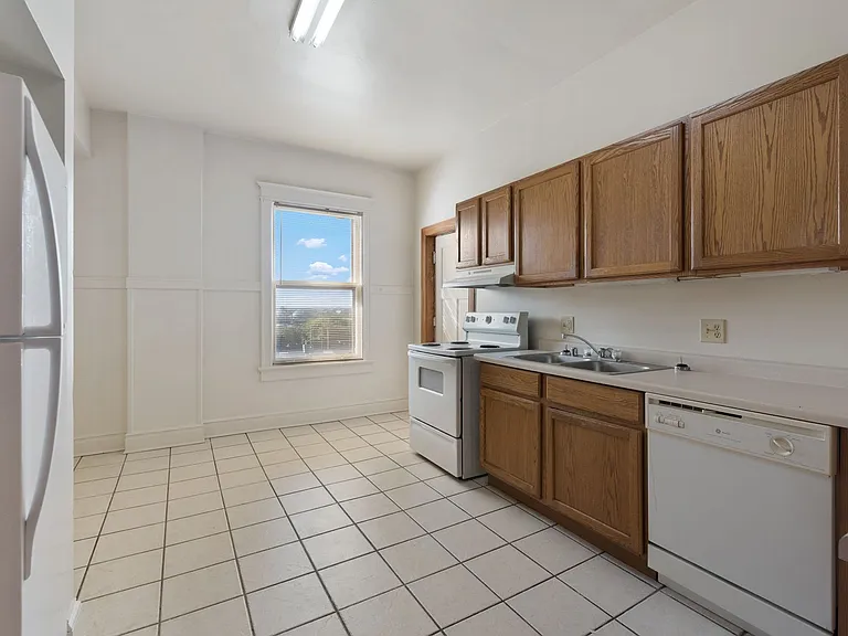 2335 W Wisconsin Ave — Photo 6