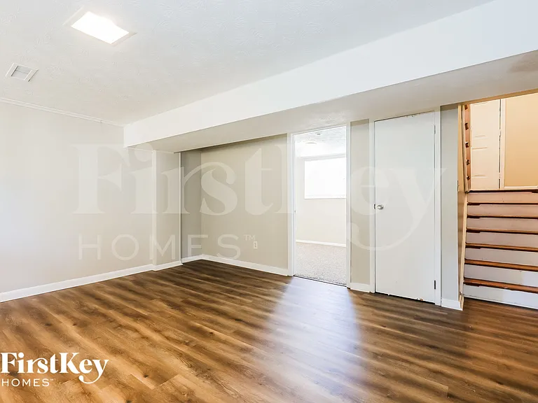 568 Dixon Rd — Photo 4