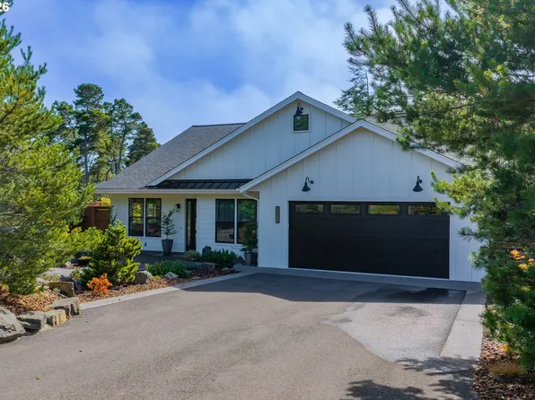 88060 Lake Point Dr, Anytown, OR 97439