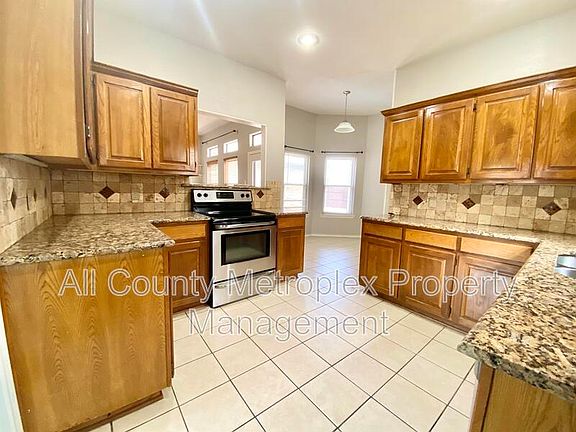 4th image of 4104 Juniper Ln