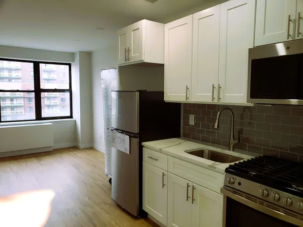 58-12 Queens Boulevard image 1 of 13