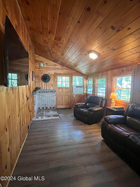2nd image of 212 Redmond Road